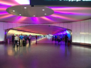 Ambientlightshow im Flughafen Detroit