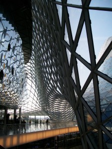 Stahl und Glas und viele Geschäfte