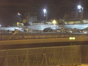 Frankfurt Flughafen, fast wie Bremen, nur die Maschinen sind größer...und das Flugfeld...eigentlich alles!
