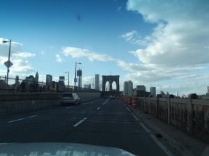 durch New York - Auffahrt Brooklyn Bridge